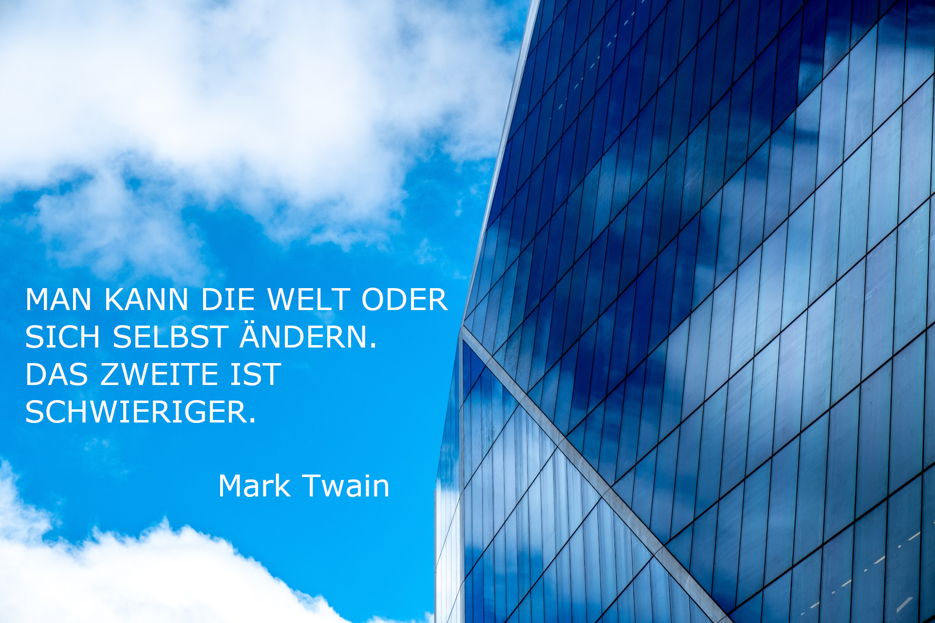 Himmel und Bürogebäude